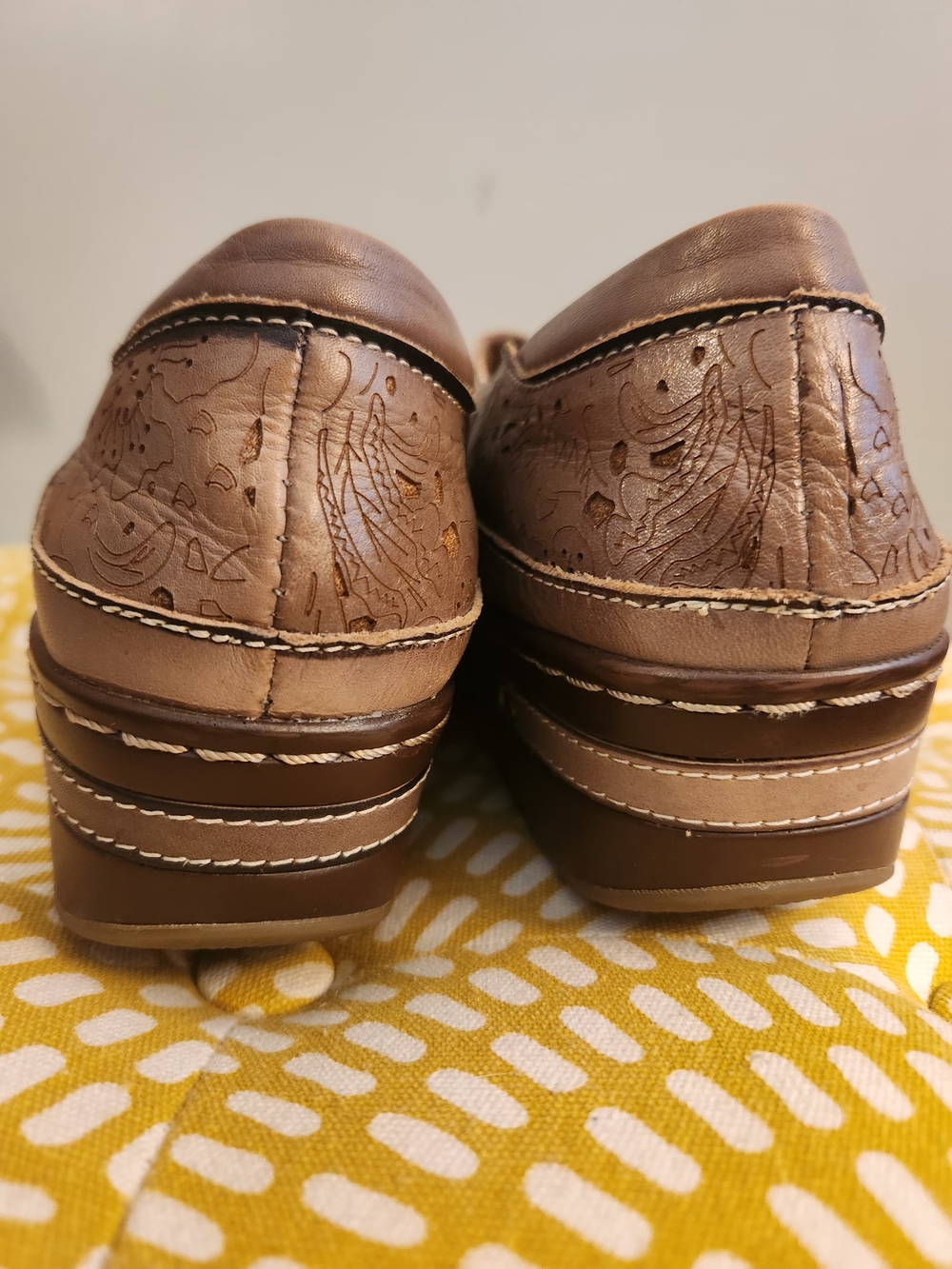 L'artiste Spring-Step Floral Embossed Leather Clogs. Size 7 - Picture 12 of 13
